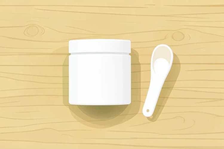 Pote branco de colágeno hidrolisado em pó com uma colher medidora ao lado, sobre uma superfície de madeira clara.
