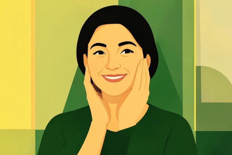 Mulher de meia-idade com pele radiante, sorrindo e tocando o rosto, com um fundo desfocado de um ambiente interno claro.