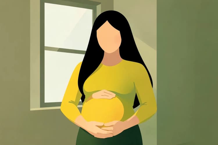 Uma mulher grávida com cabelo longo e escuro, segurando a barriga com as duas mãos, em um ambiente interno com luz suave.
