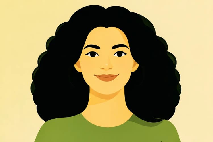 Uma mulher com cabelos cacheados e volumosos, com aspecto saudável e brilhante, olhando para a câmera com um sorriso confiante.