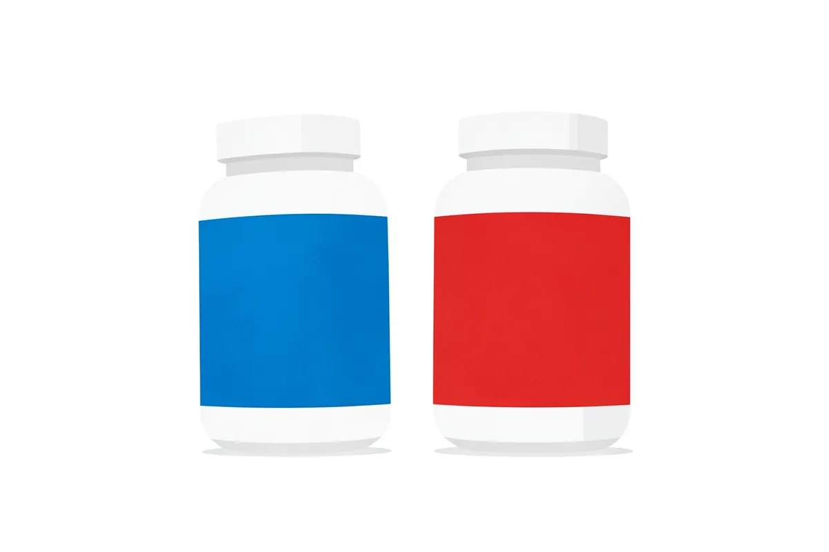 Uma pessoa comparando dois frascos de suplementos diferentes, em fundo branco.