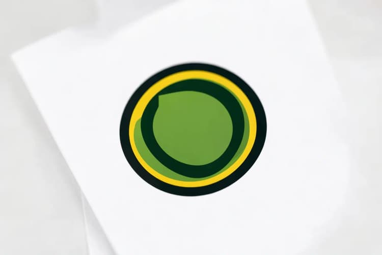Um close-up de um selo de certificação de qualidade em um papel, com foco nítido no selo e fundo desfocado.