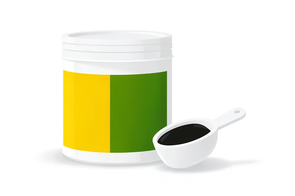 Close-up de um pote de proteína em pó com uma colher medidora ao lado, em fundo branco.